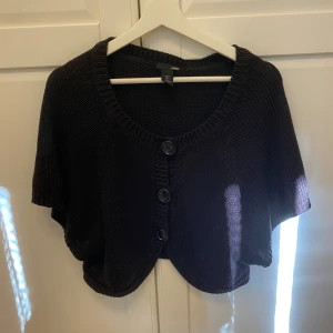 Svart bolero - Supersnygg svart vintage bolero från H&M. Hittad i mammas garderob så köptes för flera år sedan och går ej att få tag på längre! Den är i storlek S och säljs pga att den inte kommer till användning🖤
