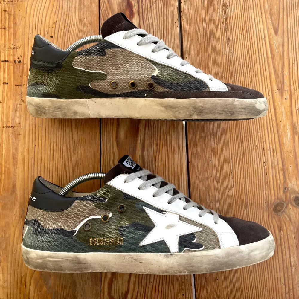 Super-star ”camouflage print”. Sällsynt colorway. Sällan använda och i mycket bra skick. Köpta och autentiserade på Grailed. Kvitto och äkthetsbevis finns därmed tillgängligt. Hör av dig vid frågor/funderingar!🤝. Skor.