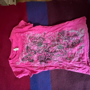 Glammig t-shirt - Storlek s. Priset går att diskutera, föreslå vad du tycker är rimligt.