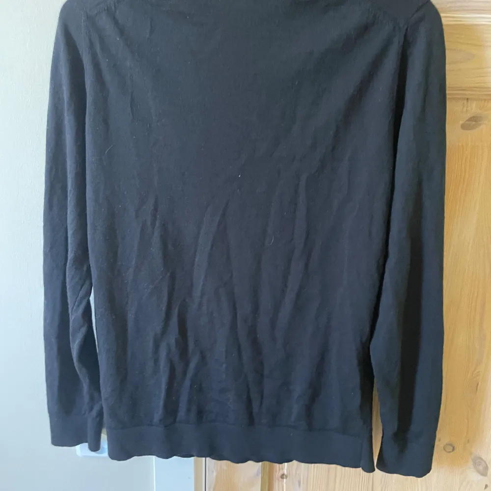Svart tröja i merino ull, säljer då den är för liten, storlek m men passar s också. Nypris 799. Tröjor & Koftor.