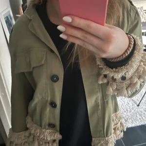 Jacka zara - Snygg grön jacka med detaljer! Jätte cool jacka som är köpt hör på Plick men i super bra skick❤️ 