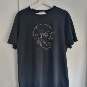 Svart Alexander McQueen t shirt - Svart Alexander McQueen T shirt Storlek M Väldigt bra skick Köpt från Miinto