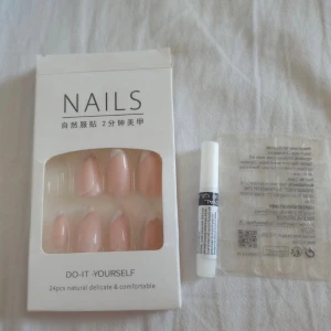 Naglar med lim  - Säljer lösnaglar, det är 14 st i paketet! Det kommer även med ett oöppnat nagel lim och oöppnat paket med nail glue sticker. Säljer detta för 15kr + frakt!