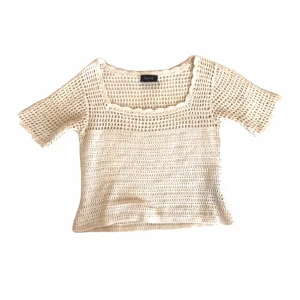 Hålstickad tröja  - Säljer denna jätte fina virkade tröja, som passar perfekt till en lite kyligare sommardag! 🌷🍓