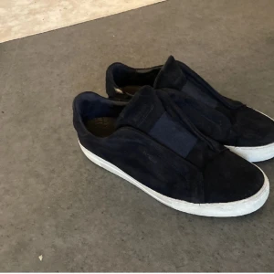 Arigatos storlek 44 - Mörkblå Axel arigatos till salu i storlek 44 skick 8/10 sköna skor att ha till sommaren och bra vinterskor. Lite smutsiga men går att få bort