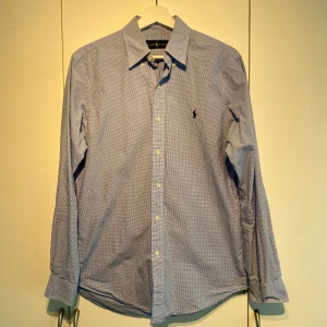 Ralph Lauren Oxford skjorta  - Hej, säljer en Oxford skjorta från Ralph Lauren i storlek S. Vit/blå rutigt mönster. Klassiskt stilrent. Bekväm och passar till allt. Kvalitativ och lätt att stylea. Nypris 1700kr. Pris kan diskuteras. Hör av er vid intresse! 
