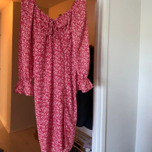 Klänning - Jättefin röd klänning med vita blommor. Aldrig använd💓💓
