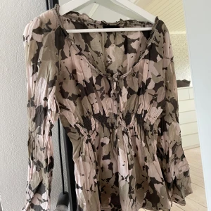 Blus - Söt blus från Lindex, storlek 38 men sitter bra på mig som har 36!💕