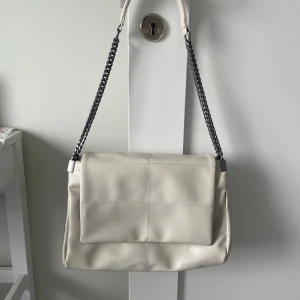 Beige Zara väska  - En väldigt ny beige väska från zara, bara använd några få gånger. Öppen för pris förslag:)