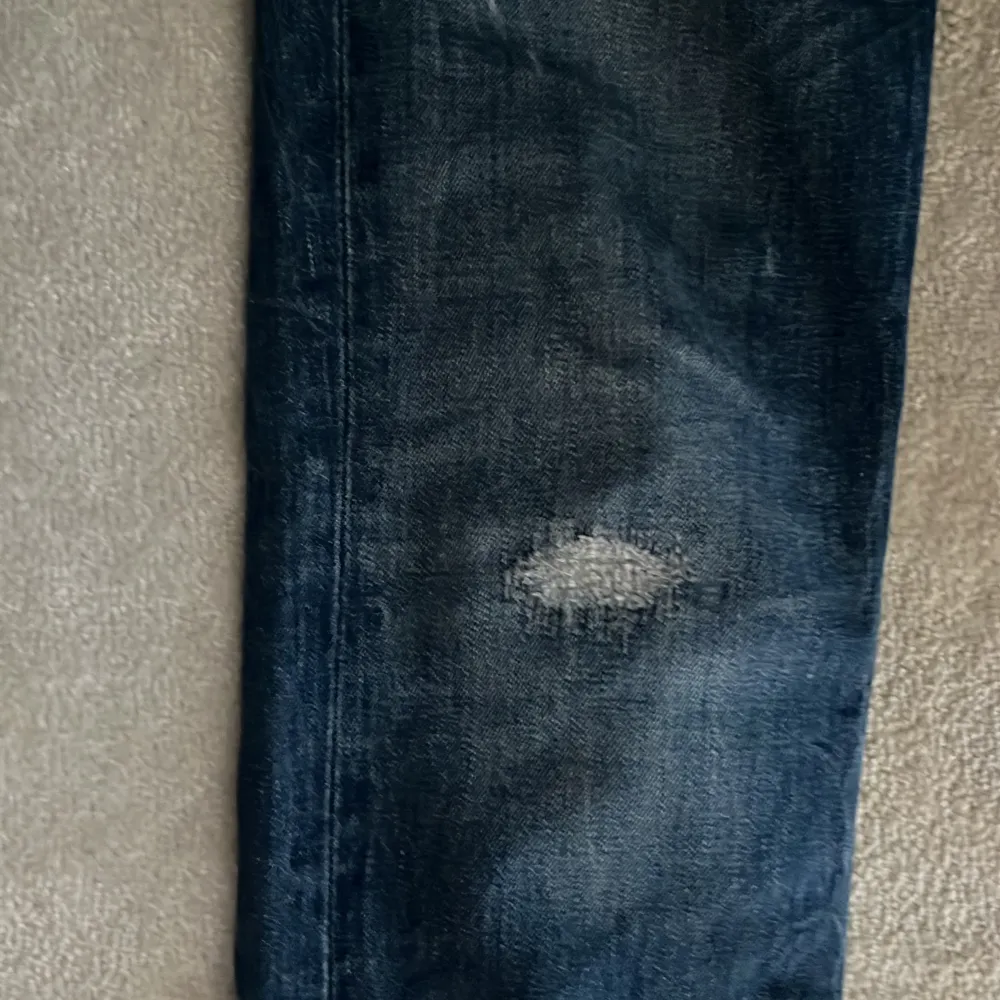 Säljer mina Levis 511 med slitningar som inte används. Om du undrar över något så får du bara kontakta mig! W:28  L:32. Jeans & Byxor.