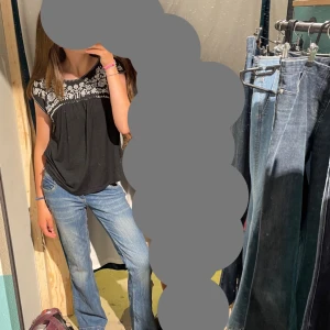 Sommartopp  - Säljer den här toppen som är perfekt för sommaren då den inte kommer till anvöndnign. Har bara använt ett fåtal gånger 💕