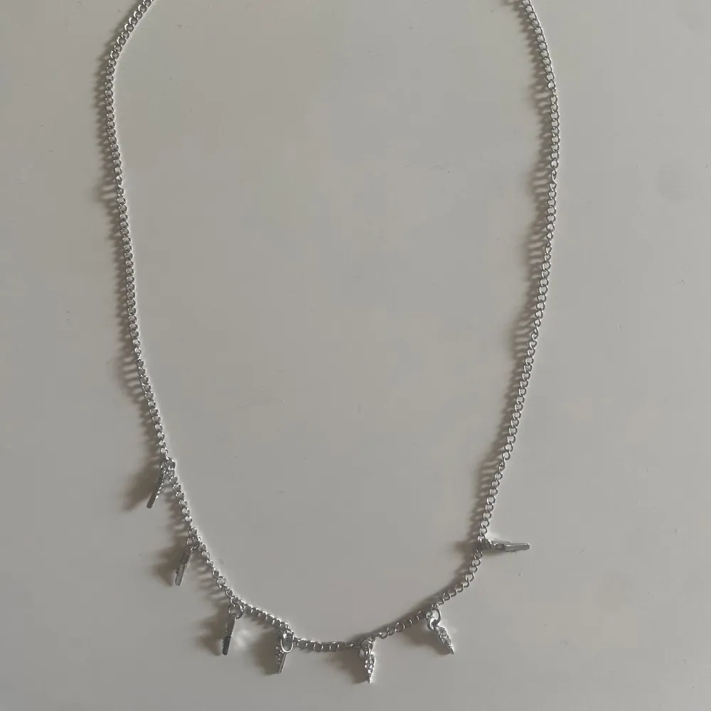 Säljer mitt oanvända halsband. Halsbandet är silvrigt med glittriga blixtar. Det ursprungliga priset är 98 kr från Ur&Penn. Accessoarer.