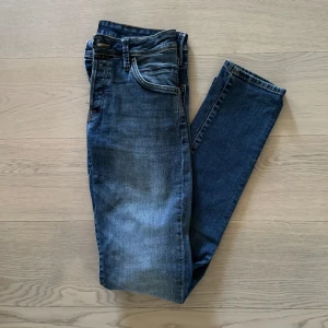 Jack and Jones Jeans - Oanvända Jack and Jones jeans i fint skick, modellen e Slim Glenn 29/34. Säljer då dem e för små för mig.