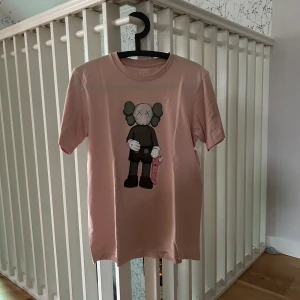 Kaws T Shirt - Säljer denna feta rosa Kaws T Shirten Strl S Använd, skick 9/10 Tveka inte att höra av er gällande frågor/ fler bilder!