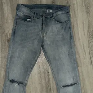 Helt nya DENIM jeans med passform i Slim-Fit/Skinny-Fit   Storlek 32/32  Passar även som 30/30