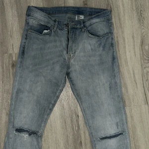 DENIM JEANS - Helt nya DENIM jeans med passform i Slim-Fit/Skinny-Fit   Storlek 32/32  Passar även som 30/30