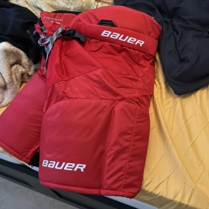 Junior hockey byxa - Hej jag köpte dessa för 1000kr vill göra av mig med dem de är junior storlek L