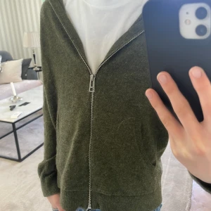 Zadig Voltaire Clash Kashmir - Tröjan är från Zadig & Voltaire och är i kashmir. Tröjan är grön och passar 9-12 år. Den har inga fläckar och den den tvättats en extra gång innan jag skickar iväg den. Nypris: 2760, mitt pris 750. Skriv vid frågor så svarar jag snabbt😊