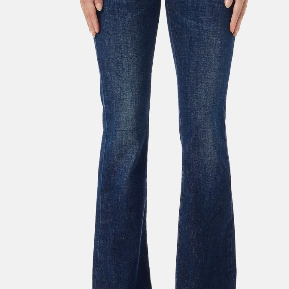 Mörkblå helt oanvända diesel jeans. Storlek 25/34 men lite uppsydda, perfekta på mig som är 170cm. Köpta för ca 1600kr. Jeans & Byxor.
