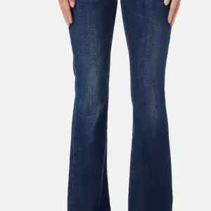 Mörkblå helt oanvända diesel jeans. Storlek 25/34 men lite uppsydda, perfekta på mig som är 170cm. Köpta för ca 1600kr