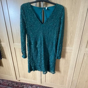 Klänning  - En grön klänning från Nelly med detaljer, använd 1-2 gånger❤️