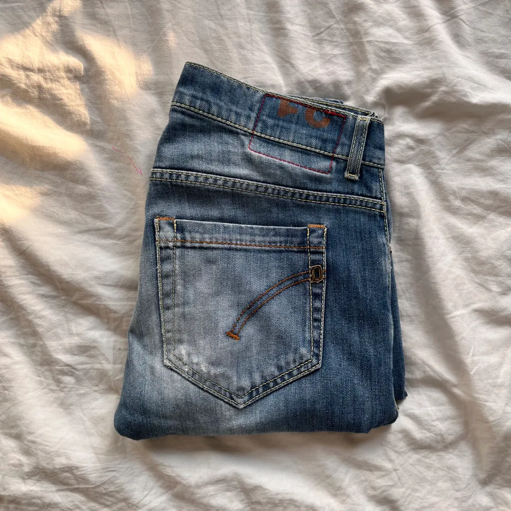Hej! Säljer nu dessa sjukt snygga dondup jeans som är perfekta till våren och sommaren | Trendigaste och mest eftertraktade jeansen på marknaden! | Storlek 31 | Skick: 9/10 | Ny pris: 3600 kr, Säljs för endast 1099 kr. Jeans & Byxor.