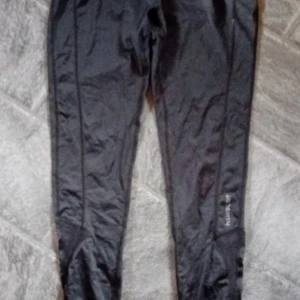 Träningstights Newbody - Svarta träningstights från Newbody i storlek L.  I ett jättefint skick.