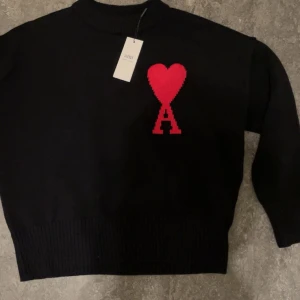 Ami paris - Ami paris svart med rött hjärta Storlek S kan passa M. (Lappen inte kvar på tröjan)