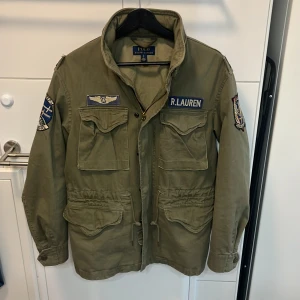 Ralph Laurent jacka - Skit snygg field jacket från Ralph Laurent. väldigt sällsynt modell. Fint sick. Storlek S men passar M. Jag på bilden är 181cm 70kg. Hör av er vid flera frågor🙌