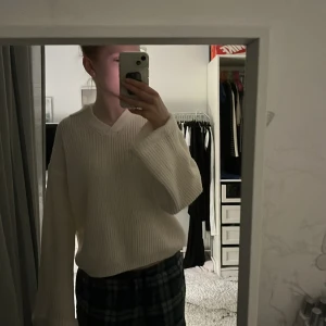 Stickad tröja  - Hej! Säljer denna fina stickade tröja som bara använts ett fåtal gånger inga defekter köparen står för frakten bara höra av er om frågor eller funderingar eller fler bilder💕