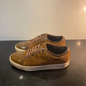 Lanvin skor - Hej. Säljer nu dessa jättefina lanvin skor i ny skick. Skicket är 9/10 dock har skorna lite heeldrag. Nypris är 4000kr och mitt pris är endast 1999kr. Vid köpt tillkommer skorna och dustbag✅ Mvh/reselluxe