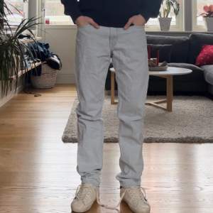 Säljer ett par helt sprillans nya riktigt snygga ljusblåa jeans från Tommy Hilfiger. Perfekt trendig straight leg passform. Köptes i New york för 1800kr men säljer nu dessa för ett kanonpris så passa på. Skriv vid frågor! GRATIS FRAKT🤝