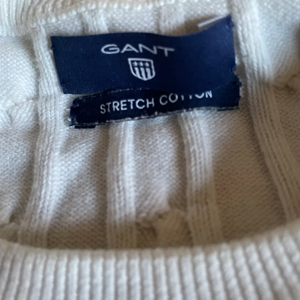 Säljer nu min fina Gant tröja pga för liten. Tröjan har lite oldmoney vibes då det är lite populärt. Nypris 1400 kr! PRIS GÅR ATT DIKUTERA!. Tröjor & Koftor.