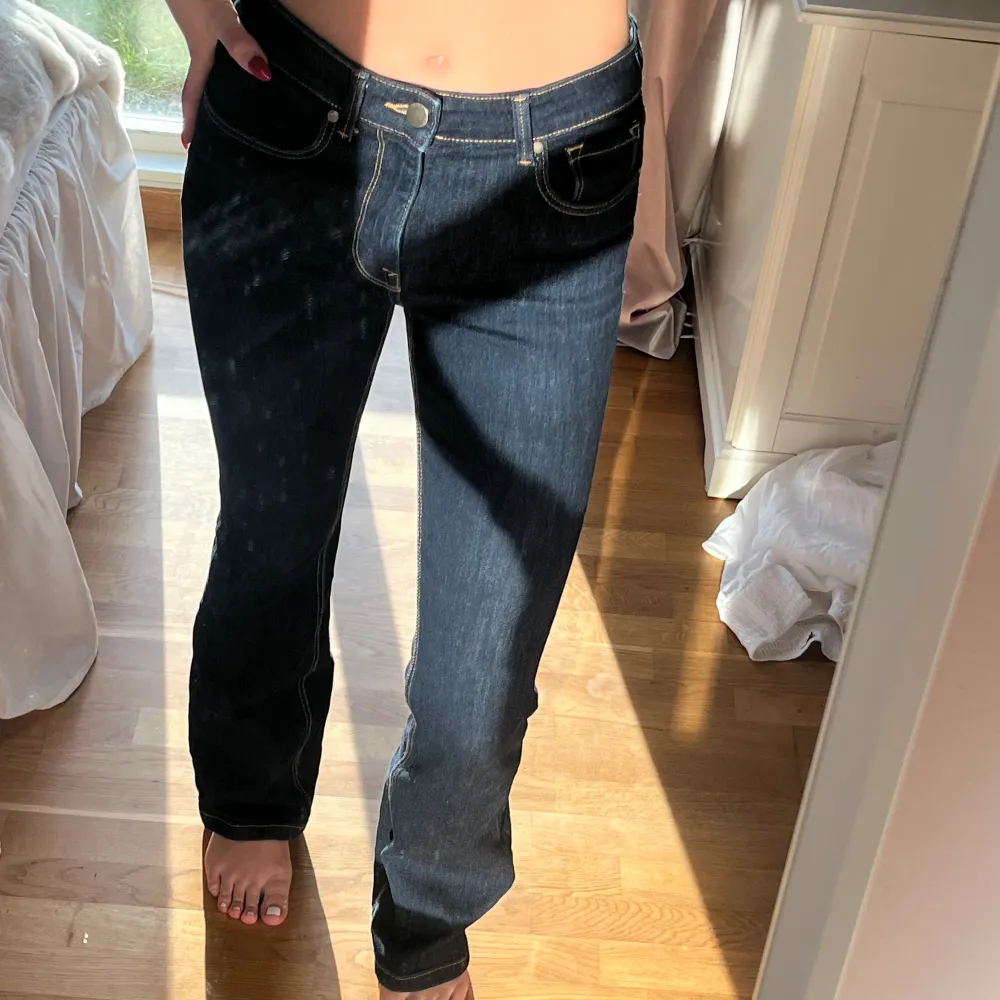 Bootcut jeans från Zara med mig waist.. Jeans & Byxor.