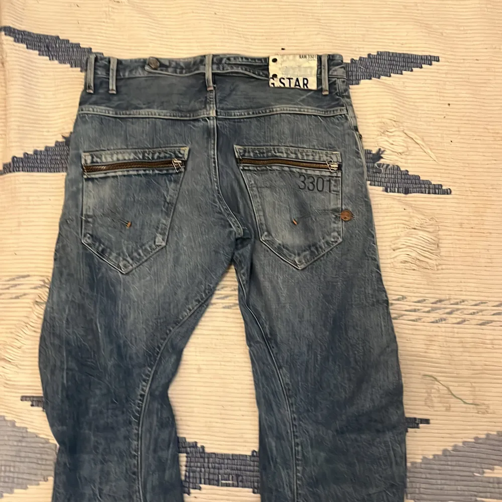Lite udda form på byxorna, skicket är 9/10 säljer dom för att det inte riktigt är min stil. Jeans & Byxor.