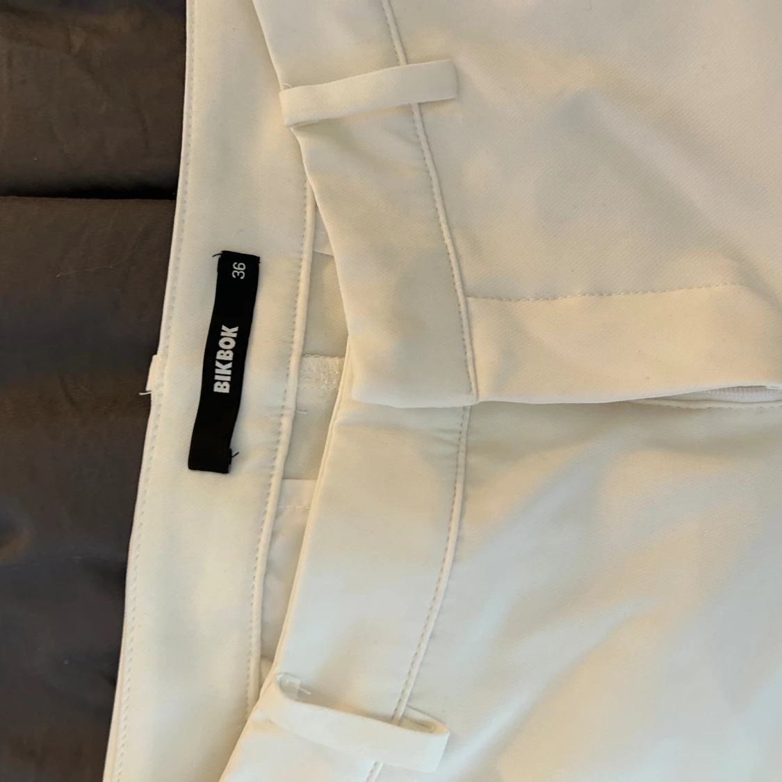 Vit kostymbyxa med slits - 90