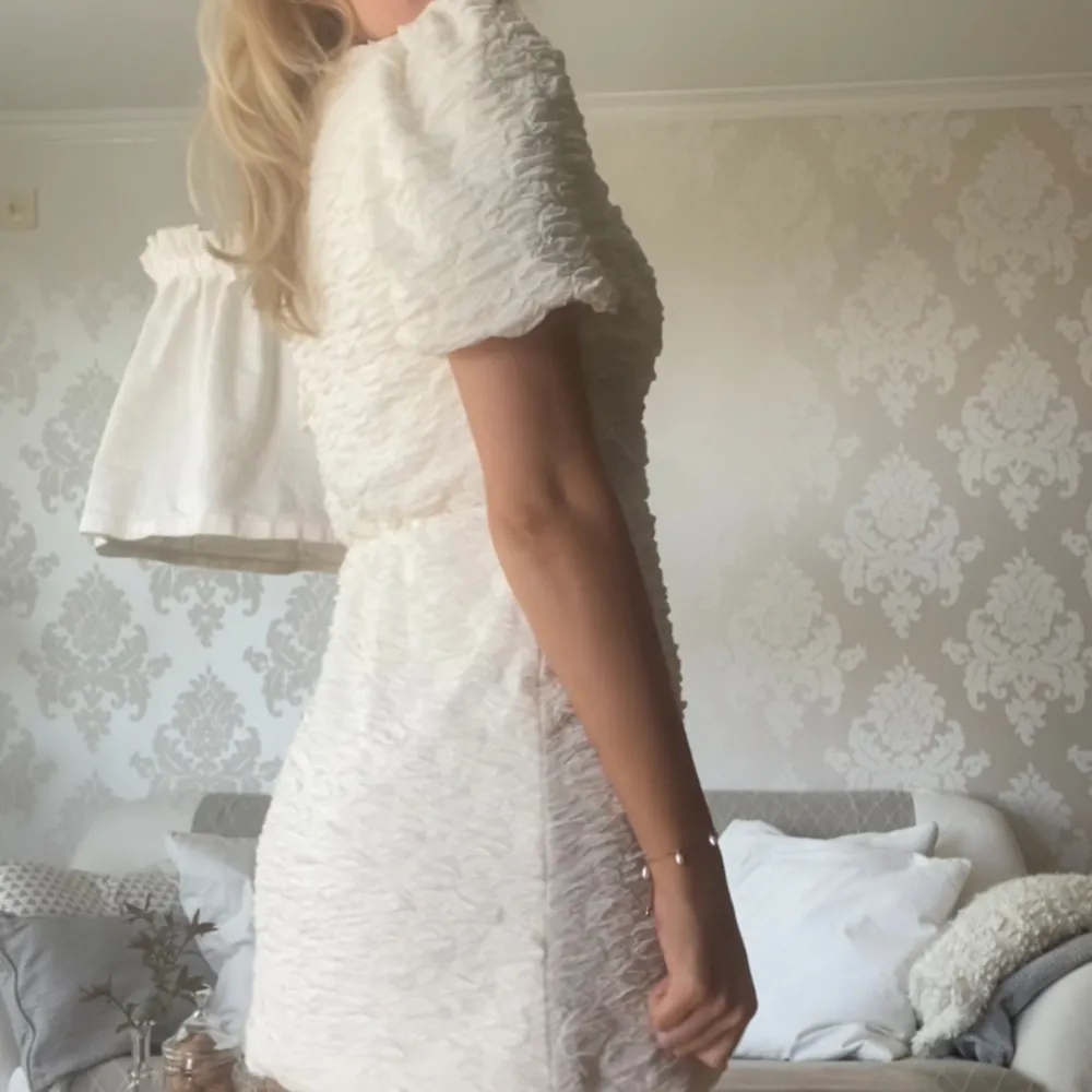 Såå fin vit klänning som passar perfekt till studenten! Den är helt ny med lapp kvar!💕. Klänningar.