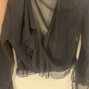 Omlottop med volanger från Zara genomskinlig rekommenderar svart linne under köpt för 400 använd 2 gånger 