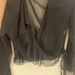 Omlottop med volanger från Zara genomskinlig rekommenderar svart linne under köpt för 400 använd 2 gånger 