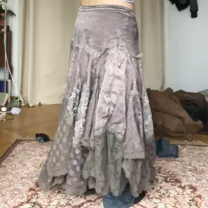 En romantisk kjol som är väldigt snygg med jeans. Unikt tyg och modell och lätt att göra mindre i bandet ifall man har lite sykunskaper. Kontakta vid intresse eller för mer info:)