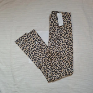 Leopard leggings House of Lola strl XS - Strl XS Snygga leggings med leopardmönster från House of Lola. Nya med lapp.