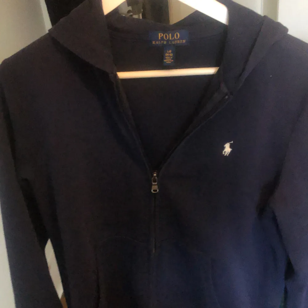 Ralph lauren zip hoodie, mörkblå, säljer då den är för liten och är lite knopprig annars inga hål eller fel, skriv vid funderingar🙌 OBS L i barnstorlek . Hoodies.