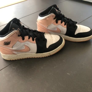 Jordans  - Ett par jätte fina Jordans i storlek 36,5.