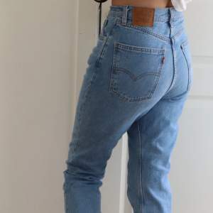 Jättefina jeans från Levi’s som tyvärr har blivit stora på mig. Dessa heter 70’s high slim straight. Finns dock liten fläck vid benet. W27 L29 