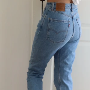 Levi’s jeans  - Jättefina jeans från Levi’s som tyvärr har blivit stora på mig. Dessa heter 70’s high slim straight. Finns dock liten fläck vid benet. W27 L29 