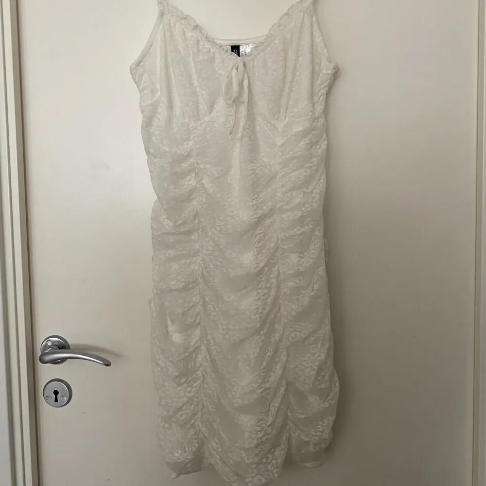 En vit spetsklänning från H&M i storlek M. . Klänningar.