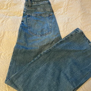 Highrise wideleg jeans H&m - Dessa är köpte från H&m, väldigt stretchigt och bekvämt material. Kommer inte ihåg hur mycket den är köpt för men jag säljer den för 50 då den inte var jätte dyr.
