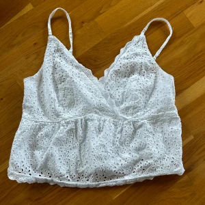 Vit topp i spets - Super söt vit topp med spets! Säljer då den var lite för stor på mig