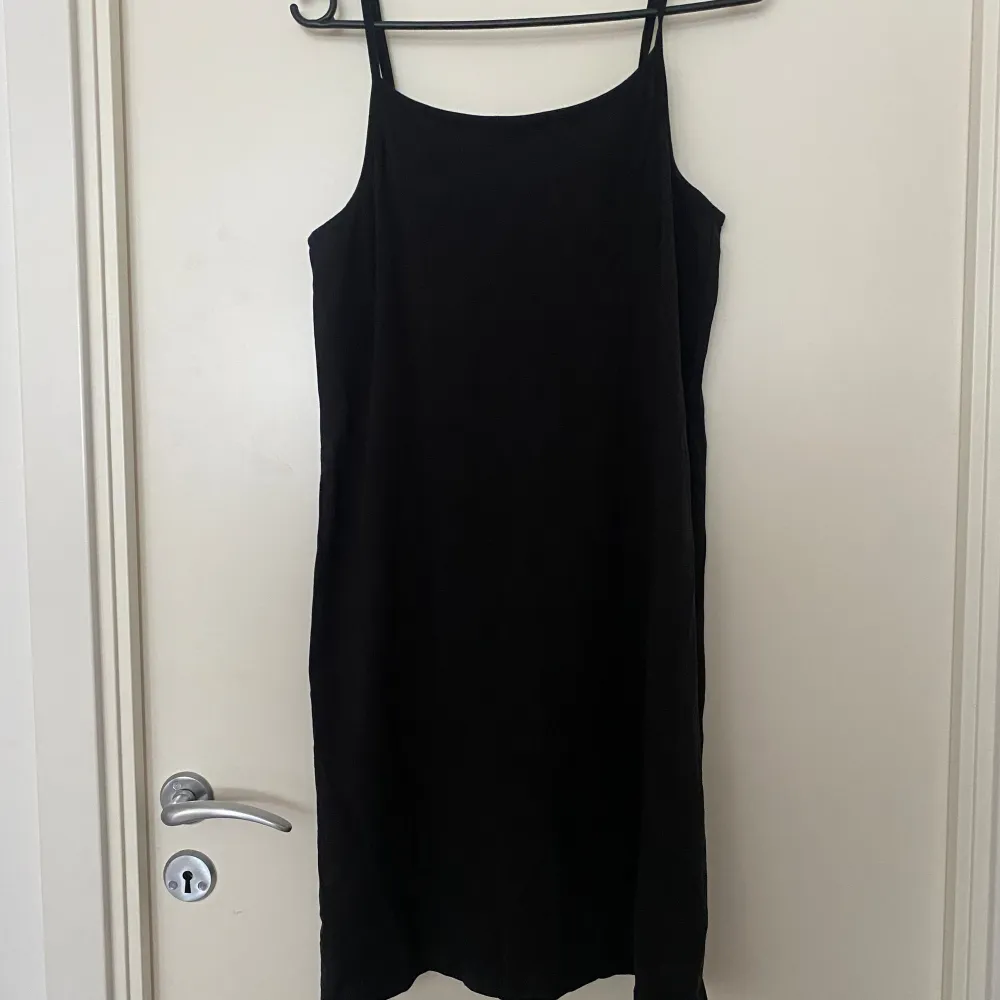 En svart klänning från Lager 157 i storlek S. Klänningar.