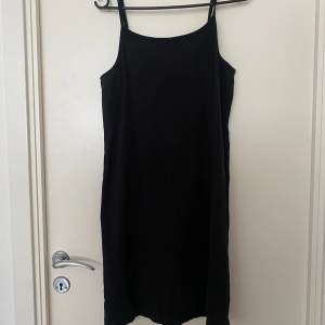 En svart klänning från Lager 157 i storlek S